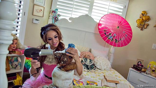 мэдисон и сара luv устроили медвежьи забавы - мишка смотрит, как трахаются по-взрослому