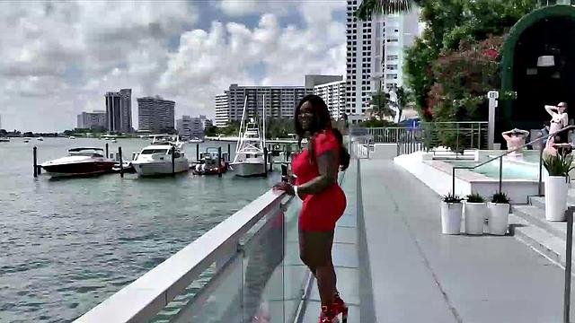 Толстушка негритянка получает белый хер в жопу и прикалывается