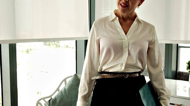 зрелая мамка бобби шей раздевается и дрочит для тебя