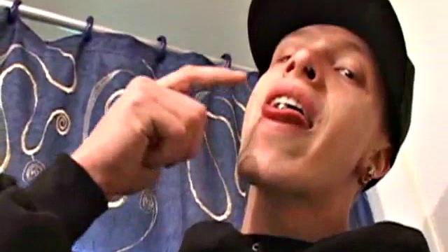 Шейн дрочит свой огромный член и кончает мощно