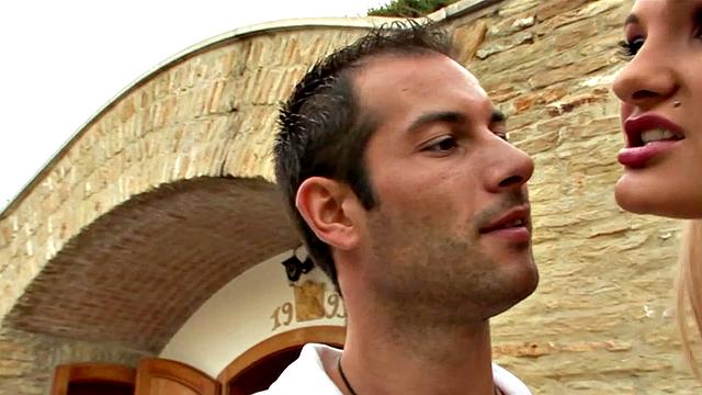 две пышногрудые шлюхи трахаются напоказ на глазах у других