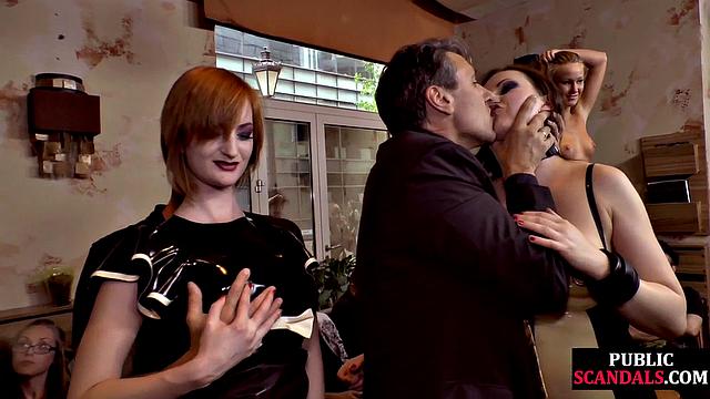 Взрослые девушки дрочат друг другу на публике, возбуждая толпу зрителей.