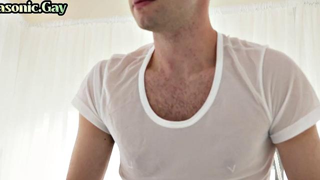 Зрелый Мейсон в белом костюме трахается с твинком и наблюдает, как тот дрочит