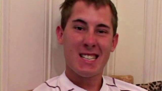 Кифер Фокс скидывает трусы, берет дилдо и заливает себя сверху донизу