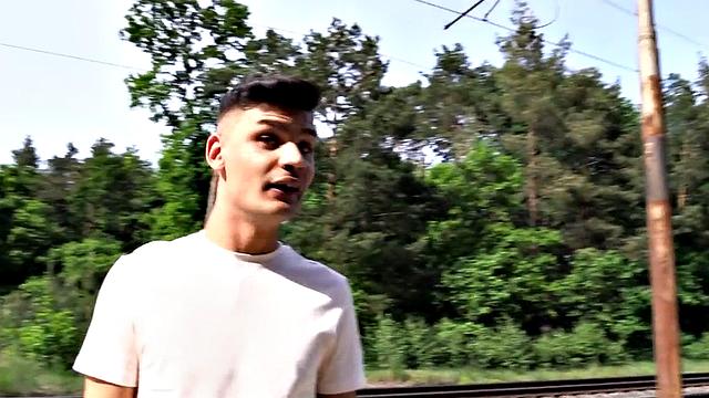 парня трахают без резинки на вокзале