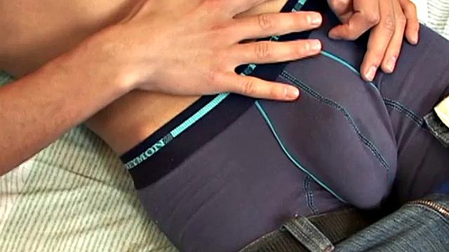 Армандо раздевается и дрочит на кровати