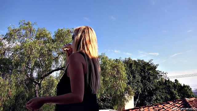 зрелая блондинка с очками: кино не покажут, а вибратор покажет всё