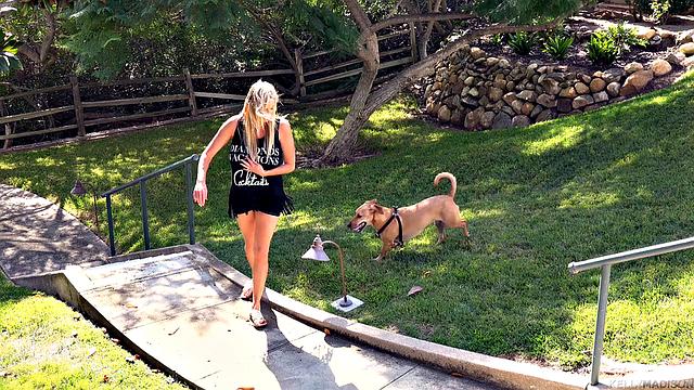 зрелая блондинка с очками: кино не покажут, а вибратор покажет всё