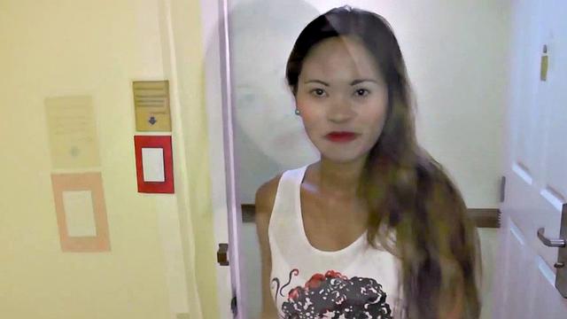 волосатая азиатка не ищет тормоза - камера крутит, она трахается