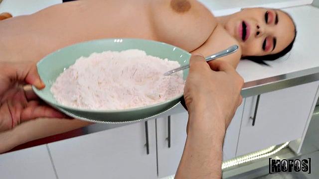 София Ли сосет и дает Жорди на кухне, смотрим как трахают взрослые тела!