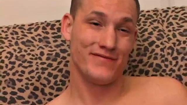 Джэй дрочит на камеру, сперма летит всюду - гей-видос для любителей реального кайфа.