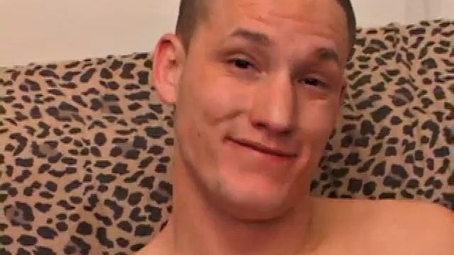 Джэй дрочит на камеру, сперма летит всюду - гей-видос для любителей реального кайфа.