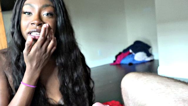 анна амари с жадностью принимает мощный белый хер брайана