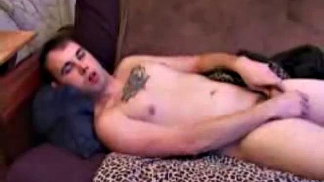 Tapher Blaze дрочит член и доводит до оргазма