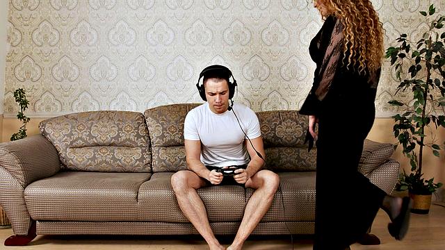 MATURE4K. Guy satisfies mature woman in stockings after chores