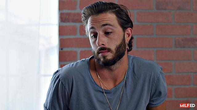 Кензи Тейлор трахается с пасынком и получает сперму на лицо в спальне.