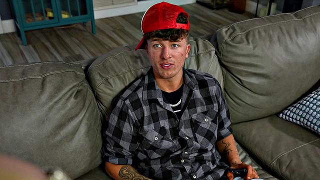 стервозная сводная сестра трахает меня в обтягивающем новогоднем платье