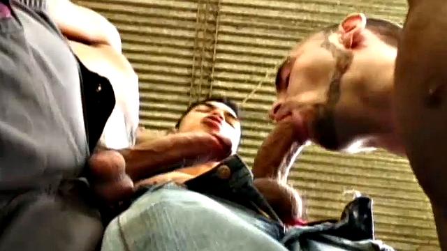 исидро и мигель трахаются втроём с большим членом