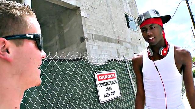 Outdoor Black thug assfucked by white top for cash