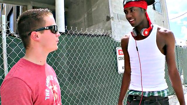 Outdoor Black thug assfucked by white top for cash