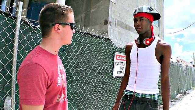 Outdoor Black thug assfucked by white top for cash