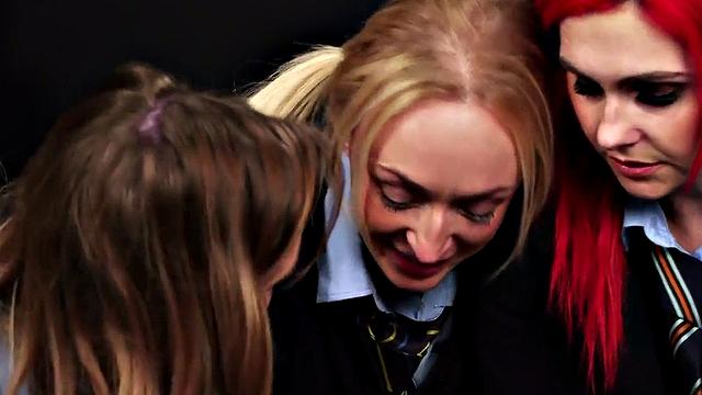 смотри, как cfnm шлюхи соблазняют голого парня и берут его в рот