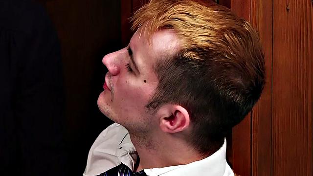 смотри, как cfnm шлюхи соблазняют голого парня и берут его в рот