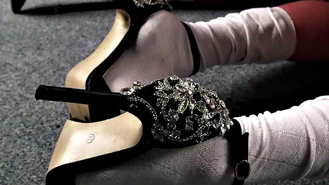 CFNM sluts enjoy seducing naked guy b4 sucking his dick