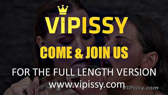 ох уж эти девки - устроили веселую писс-вечеринку на диване