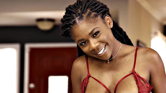 Чёрная шлюшка скачет на члене, мокрая киска течёт на диване