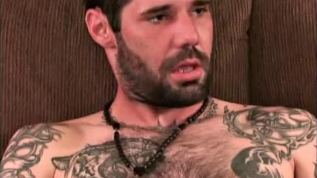 Два зрелых парня доводят друг друга до оргазма, не сдерживая страсть