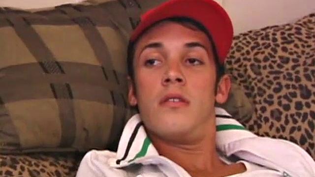 Брайс дрочит и кончает по-гейски мощно, играя с игрушками.