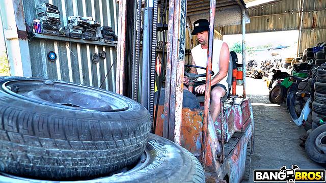Сапфира Ла Пьедра прячется на свалке, чтобы получить огромный член от Potro De Bilbao прямо между покрышек - сперма на лице и в жёсткой позе на улице.