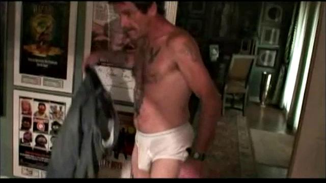 Трой рассчитывал по шарам, а получил по рукам и кончил на столе - гей тройничок для любителей зрелых игр.