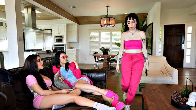 Guess the Daring Lesbian Game