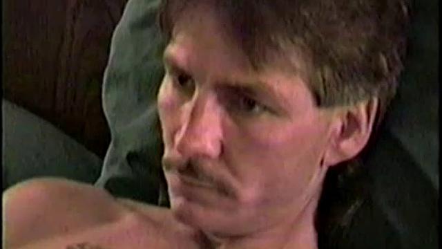 бородатый тодд мощно дрочит и заливает экран спермой