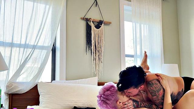 Tattooed queer licks GFs pussy in homemade oral sex