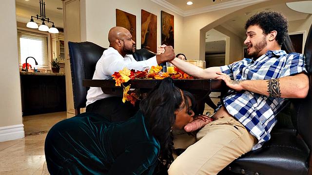 черная транс milf скачет на кухне