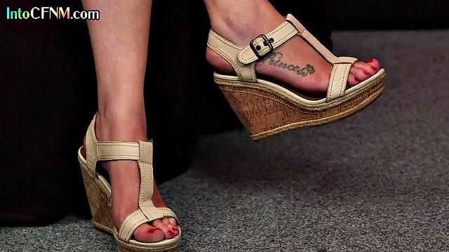 Cumthirsty CFNM babes deepthroating man