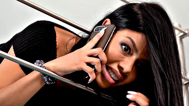 STUCK4K. Cleaning day was a great opportunity for a sexy babe to play