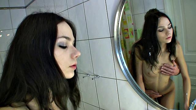 Карина гнётся в ванной и заглатывает сперму как будто это самое вкусное лакомство