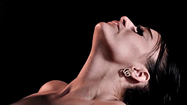 моя жена уехала на массаж к двум жеребцам, а я один с ноутом