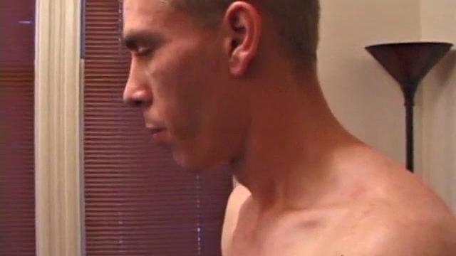 Ричард Коннелли дрочит свой толстый член и показывает каждый сантиметр на камеру