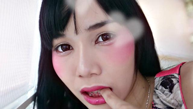 стройная транса жадно сосёт и принимает в попку