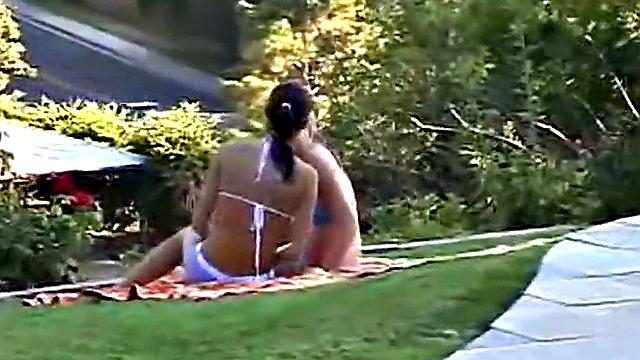 жадная лесбиянка вылизывает насквозь мокрую писю