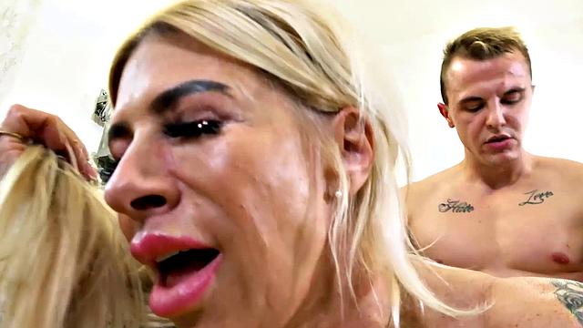 смотри, как зрелая блондинка в чулках заводит на камеру