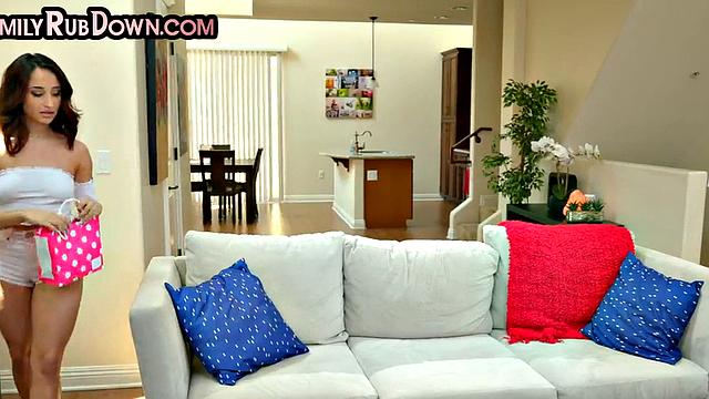 степмама в масле устраивает страстное 69 с девушкой