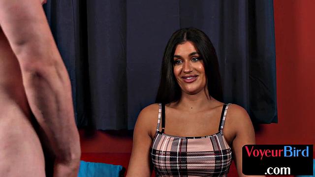 Пышногрудая вуайеристка ловко дразнит дрочуна и сама не скучает, кто тут главный извращенец?