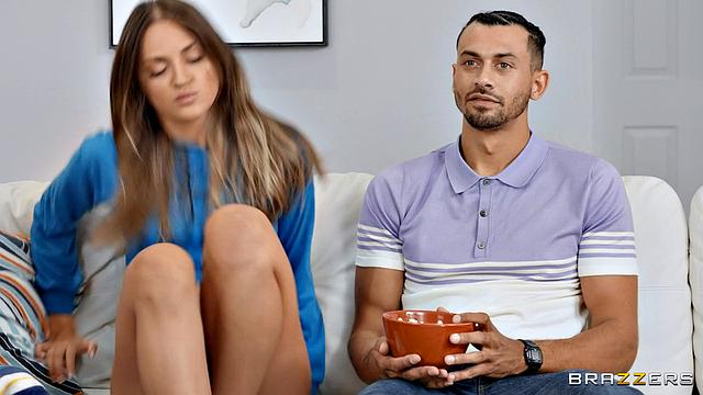 Гизель Бланко присоединяется к паре и устраивает групповуху с подругой и её парнем в спальне