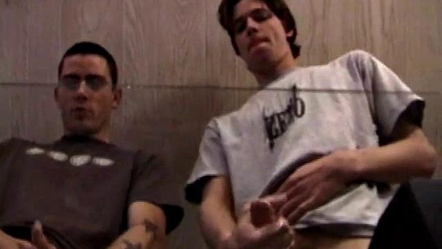 Два взрослых парня дрочат друг другу и шутят над этим моментом в кровати.